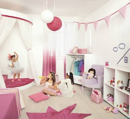 Uma princesa deverá sempre ter um quarto à sua medida! A utilização de cores, tapetes, almofadas, cortinados e até mobiliário, conseguem criar o ambiente perfeito para os mais pequenos.